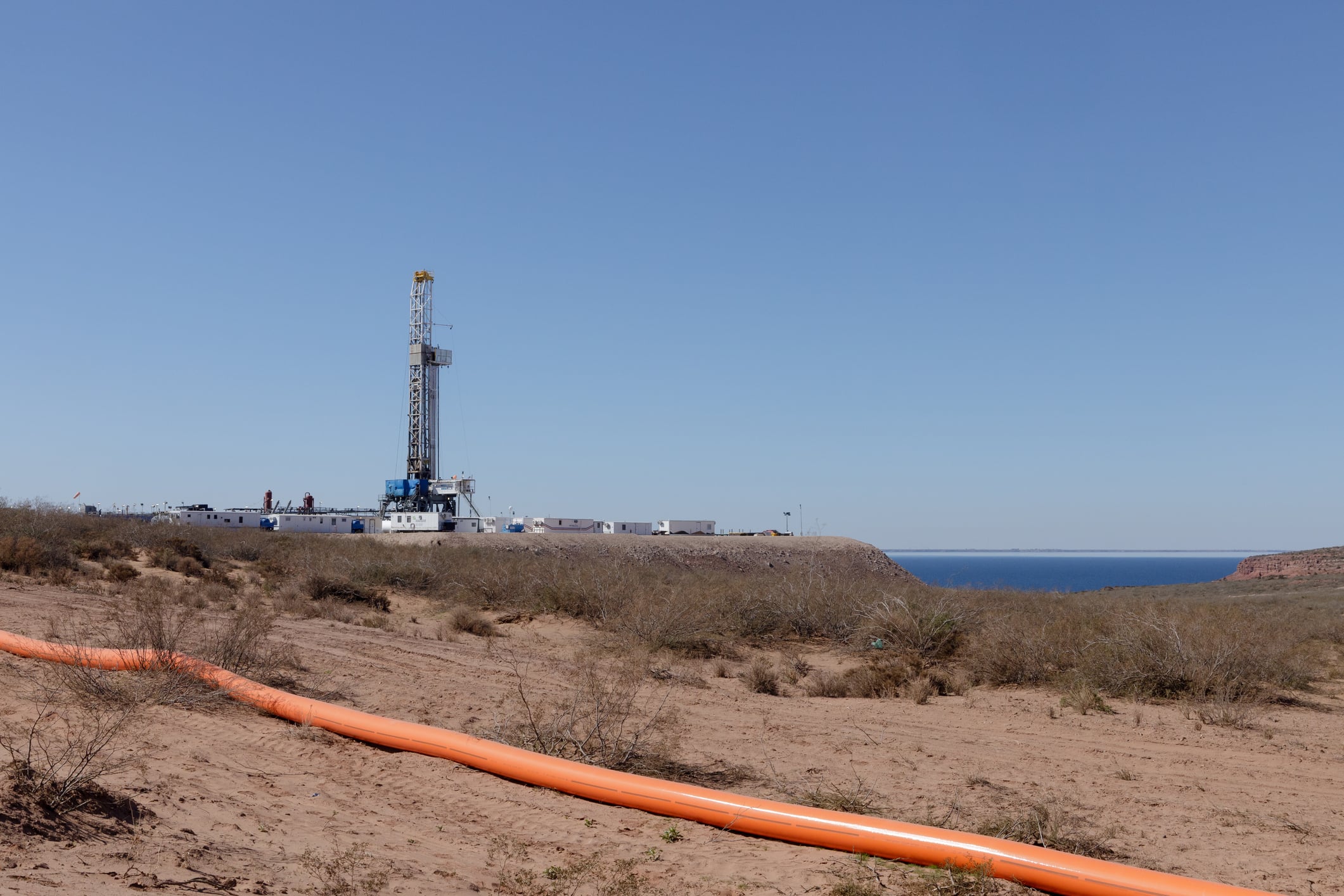 Vaca Muerta: Unconventional oil drilling rig in Lake Mari Menuco