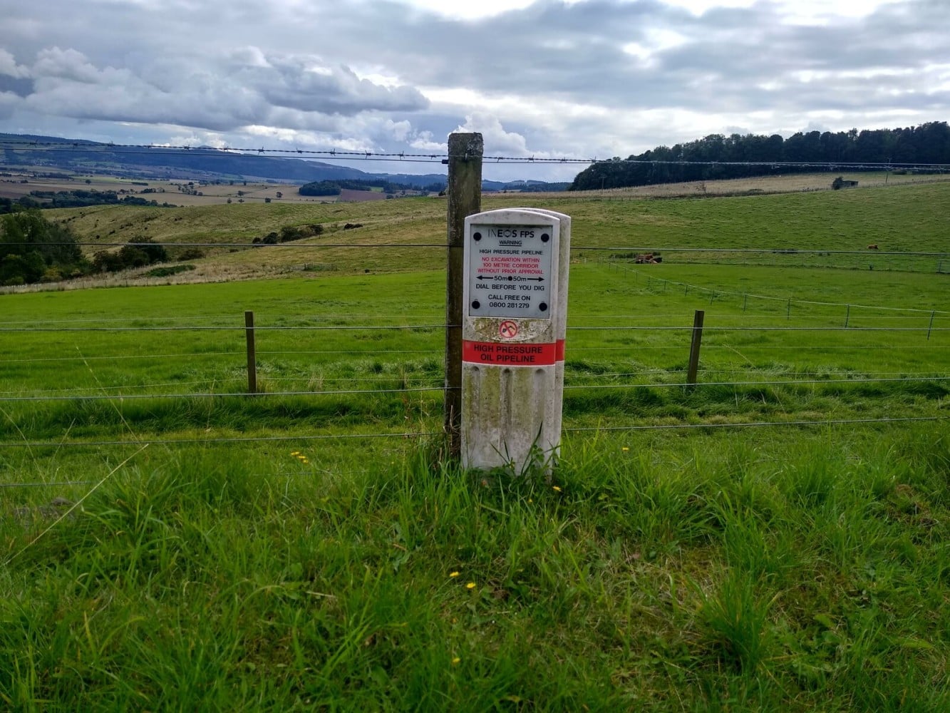 A simple sign is all that marks this underground oil pipeline in Kinnoull, Scotland. Photo by Aleks Scholz, Wikimedia Commons.