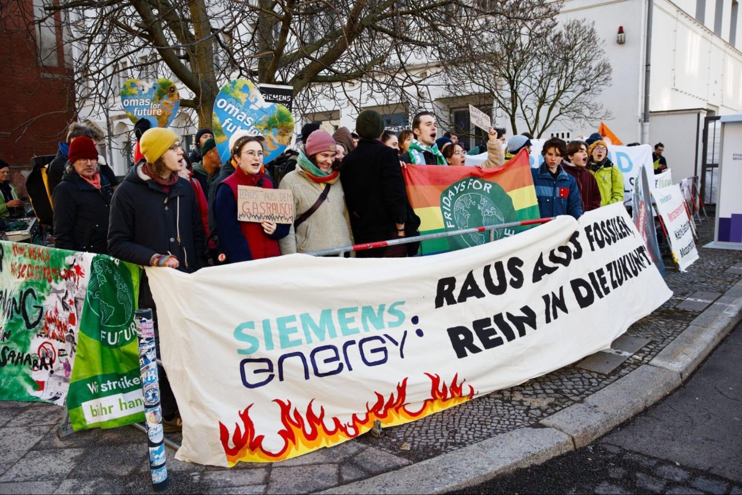 Protest at the entrance to Siemens Energy AGM - Fridays for Future. Photo from Lukas Stratmann under CC.