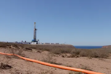 Vaca Muerta: Unconventional oil drilling rig in Lake Mari Menuco